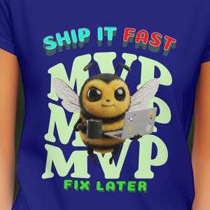 Pode incluir: Camiseta azul com uma abelha de desenho animado segurando um laptop e uma caneca. O texto na camiseta diz "SHIP IT FAST" acima de "MVP" e "FIX LATER". A abelha tem asas e olhos grandes.