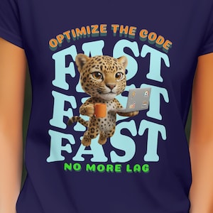 Può includere: T-shirt blu navy con un leopardo dei cartoni animati che tiene una tazza e un laptop. Il testo recita "OPTIMIZE THE CODE FAST FAST FAST NO MORE LAG". Il leopardo ha macchie marroni e tiene una tazza arancione.