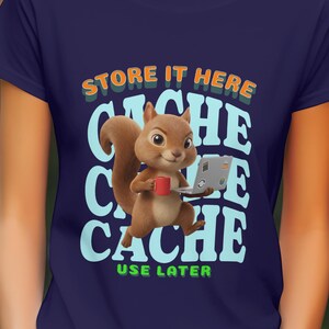 Op de afbeelding: Marineblauw T-shirt met een cartoon eekhoorn met een laptop en een rode mok. Het shirt heeft de tekst "STORE IT HERE CACHE CACHE USE LATER" in oranje, lichtblauw en groen.