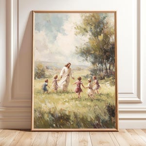 Puede incluir: Impresión artística enmarcada que representa una escena pastoral. Una figura con túnicas blancas está rodeada de niños en un campo de hierba. La obra presenta colores suaves, un cielo azul y un marco de madera.