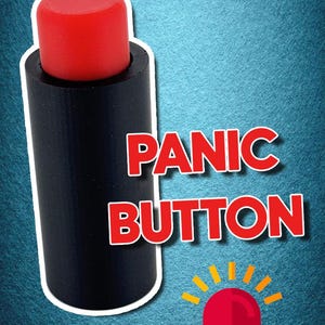 Op de afbeelding: Een zwarte paniekknop met een rode bovenkant. De woorden "PANIC BUTTON" zijn rood, omlijnd met wit. Er is ook een rode en gele noodlichtafbeelding.