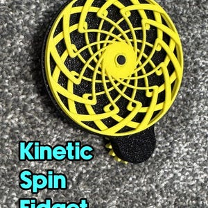 以下が含まれることがあります： 黄色と黒のキネティック スピン フィジェットおもちゃ。 フィジェットおもちゃは、黒いベースにセットされた、黄色のスパイラルパターンを持つ円形デザインです。 テキスト「Kinetic Spin Fidget」はターコイズフォントで表示されます。