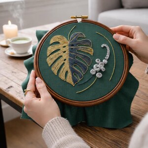 MONSTERA Stickvorlage PDF | Modern Botanic Stickmuster von FADENLIEBE | Goldene Blätter Stickerei Anleitung | Handarbeit Digitaler Download