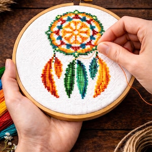 Könnte beinhalten: Ein Set aus drei Keramikbechern mit gesprenkelter, matter Oberfläche. Die Becher sind in Creme-, Hellgrau- und Dunkelgrautönen gehalten. Jeder Becher hat ein schlichtes, minimalistisches Design.