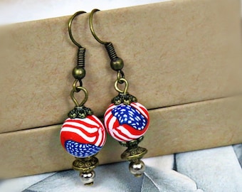 Boucles d’oreilles du drapeau des États-Unis / boucles d’oreilles faites à la main / boucles d’oreilles en argile polymère / boucles d’oreilles en bronze / boucles d’oreilles pendantes / boucles d’oreilles rouges bleues et blanches / boucles d’oreilles patriotiques