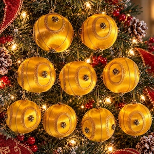 Adornos navideños vintage: Juego de 9 bolas de satén amarillo dorado con cierre de chincheta.