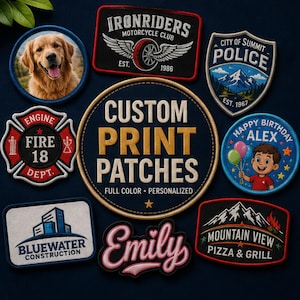 Op de afbeelding: Een verzameling geborduurde patches met diverse ontwerpen, waaronder een golden retriever, een motorclublogo, een politieschild, een brandweerembleem, een verjaardagsafbeelding, een bouwlogo, een naamplaatje en een bord voor een pizzeria.
