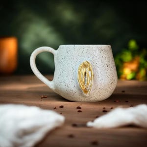 Handgjord keramisk mugg: Konstnärlig kvinnlig form, Body Positive keramik (250 ml)