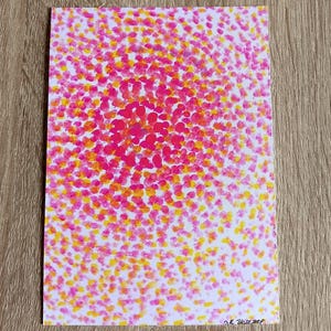 Könnte beinhalten: Ein rechteckiger Kunstdruck mit einem pointillistischen Design aus dichten rosa, magentafarbenen und gelben Punkten, die in einem radialen Muster von einem konzentrierten Zentrum ausgehen. Das Kunstwerk enthält eine kleine Signatur unten rechts.