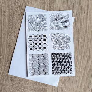 Könnte beinhalten: Eine weiße rechteckige Karte mit sechs verschiedenen, von Hand mit schwarzer Tinte gezeichneten Mustern in einem Raster. Die Designs umfassen geometrische Dreiecke, fließende Wellenlinien, ein dreidimensionales Gitter, Spiralen und Schuppen.