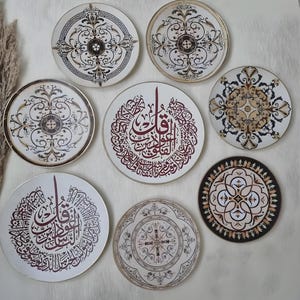 Puede incluir: Juego de tres tazas de cerámica con acabado mate moteado. Las tazas son de color crema, marrón claro y marrón oscuro. Cada taza tiene un diseño minimalista y un asa redondeada.