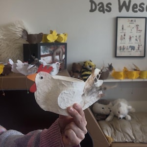 Può includere: Un set di tre tazze in ceramica con finitura opaca e macchiettata. Le tazze sono nei toni del crema, grigio chiaro e grigio scuro. Ogni tazza ha un design semplice e moderno e un manico arrotondato. Le tazze sono impilate.