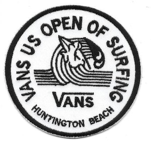 Może przedstawiać: Okrągła naszywka z czarną obwódką i białym tłem. Tekst "VANS US OPEN OF SURFING" jest ułożony okrągło. Środek przedstawia stylizowany wzór fali i surfera, ze słowem "VANS" poniżej i "HUNTINGTON BEACH" na dole.