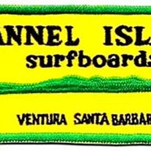 Può includere: Toppa ricamata gialla e verde con la scritta "CHANNEL ISLANDS surfboards". La toppa ha un bordo verde e un disegno verde a forma di montagna. Il testo "VENTURA SANTA BARBARA" è in basso.