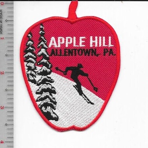 Può includere: Una tazza di ceramica bianca con manico nero e la scritta "But First, Coffee" in grassetto nero. La tazza è posta su uno sfondo sfocato, che suggerisce un'atmosfera accogliente.