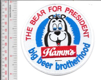 Toppa raffigurante Hamms l'orso in corsa per la presidenza della Big Beer Brotherhood