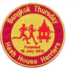 Könnte beinhalten: Ein kreisförmiger bestickter Aufnäher mit gelber Mitte und rotem Rand. Er zeigt zwei rote Figuren, die neben einem roten Tempelsymbol laufen. Der Text lautet: Bangkok Thursday Hash House Harriers, Founded 19 July 2012. Ein Lineal zeigt einen Durchmesser von 10 cm.