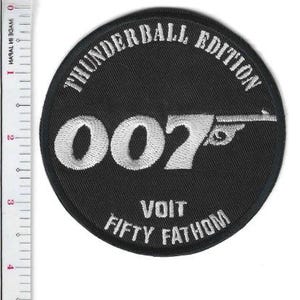Könnte beinhalten: Ein kreisförmiger, schwarzer Stickaufnäher mit dem weißen Text THUNDERBALL EDITION, 007 mit einer Waffengrafik, VOIT und FIFTY FATHOM. Ein weißes Lineal links zeigt, dass der Aufnäher einen Durchmesser von etwa 10 cm hat.