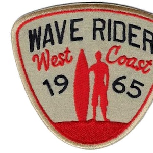 Peut inclure: Écusson brodé avec un fond beige et un motif rouge et noir. L'écusson indique "WAVE RIDER West Coast 1965" avec une silhouette de surfeur et une planche de surf. L'écusson mesure environ 7.6 cm de large.