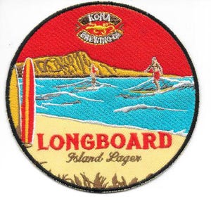 Peut inclure: Écusson brodé représentant une scène de plage avec des surfeurs, une planche de surf et le texte "LONGBOARD Island Lager". L'écusson a un fond rouge avec le logo Kona Brewing Co. en haut. Le design comprend une plage jaune et de l'eau bleue.