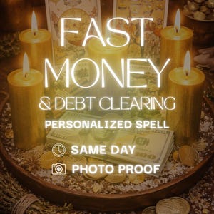 Op de afbeelding: Vier gouden stompkaarsen rond een stapel van honderd dollarbiljetten en gouden munten op een houten dienblad. Twee tarotkaarten staan op de achtergrond. De tekst luidt: FAST MONEY & DEBT CLEARING PERSONALIZED SPELL SAME DAY PHOTO PROOF.