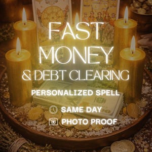 Könnte beinhalten: Eine mystische Anordnung mit brennenden goldenen Kerzen, Tarotkarten und einem Stapel US-Dollar-Scheine. Der Text "FAST MONEY & DEBT CLEARING" ist deutlich zu sehen, zusammen mit "PERSONALIZED SPELL", "SAME DAY" und "PHOTO PROOF".