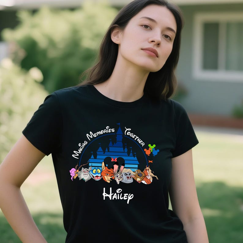 Puede incluir: Camiseta negra con la frase "Making Memories Together" y el nombre "Hailey". El dise&ntilde;o incluye un castillo y personajes de dibujos animados coloridos.