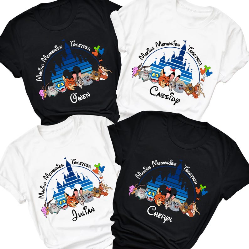 Puede incluir: Cuatro camisetas, dos negras y dos blancas, cada una con un gr&aacute;fico colorido. El dise&ntilde;o incluye un castillo azul, personajes de dibujos animados y el texto "Making Memories Together". Cada camiseta tiene un nombre diferente: Owen, Cassidy, Julian y Cheryl.