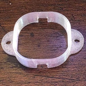 Puede incluir: Una taza de cerámica blanca con un asa negra y el texto "But First, Coffee" en un estilo manuscrito. La taza está sobre una superficie blanca. La taza mide aproximadamente 10 cm de alto.