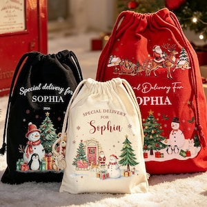 Può includere: Tre sacchetti regalo con coulisse in nero, crema e rosso. Il sacchetto nero presenta un pupazzo di neve, un pinguino e il testo Special delivery for SOPHIA 2026. Il sacchetto crema mostra un pupazzo di neve, Babbo Natale e un albero con il testo SPECIAL DELIVERY FOR Sophia. Il sacchetto rosso mostra Babbo Natale su una slitta e il testo Special Delivery For OPHIA.