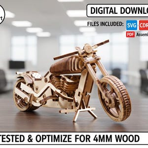 以下が含まれることがあります： 木製のオートバイモデル、デジタルダウンロードとして利用可能。 モデルは明るい茶色の木材で作られており、複雑なディテールが特徴です。 画像には「デジタルダウンロード」と「4MM木材用にテストおよび最適化」というテキストが含まれています。