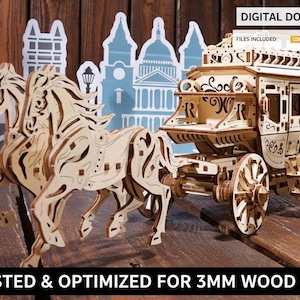 Può includere: Un modello di carrozza in legno trainato da due cavalli, con intricati dettagli intagliati. Il modello è realizzato in legno chiaro e presenta elementi decorativi. Il testo "DOWNLOAD DIGITALE" e "TESTATO E OTTIMIZZATO PER LEGNO 3MM" sono visibili.