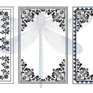 Peut inclure: Trois cadres rectangulaires avec des bordures noires ornées. Les cadres présentent des motifs floraux et des volutes. L'un des cadres présente des illustrations de roses, un autre un motif de volutes et le troisième une bordure triangulaire bleue.