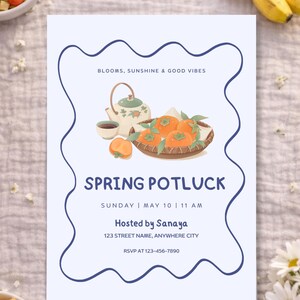 Puede incluir: Una invitación azul claro para una comida compartida de primavera, con un diseño caprichoso. Presenta una tetera, caquis y el texto "Blooms, Sunshine & Good Vibes". La invitación incluye la fecha, la hora y los detalles del anfitrión.