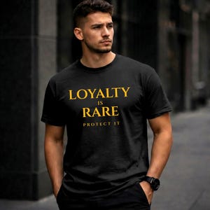 Peut inclure: T-shirt noir à col rond avec l'inscription "LOYALTY IS RARE PROTECT IT" en lettres dorées. Le t-shirt est de coupe classique et fabriqué dans une matière douce. Un vêtement polyvalent pour un usage décontracté.