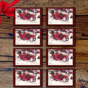 Buffalo Xadrez Papai Noel dirigindo um carro vermelho cheio de brinquedos na neve Etiquetas penduradas para presente de Natal Colagem Cartão postal vintage para impressão Download instantâneo
