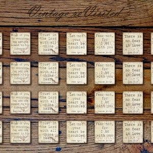 Könnte beinhalten: Ein Satz von 12 druckbaren Bibelverskarten im Vintage-Stil mit einem abgenutzten, gealterten Papierlook. Die Karten zeigen verschiedene Verse aus der Bibel, darunter "Sei still und wisse, dass ich Gott bin", "Vertraue auf den Herrn von ganzem Herzen", "Lasst eure Herzen nicht verzagen", "Fürchte dich nicht, denn ich bin bei dir", "Es gibt keine Furcht in der Liebe" und "Ein neues Gebot gebe ich euch: Liebt einander".