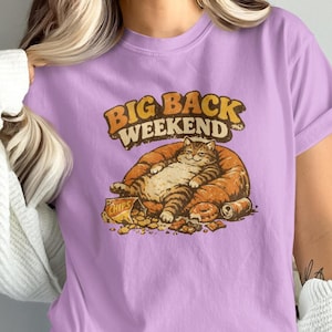 Camiseta Comfort Colors, Big Back Weekend, Camiseta divertida de gato perezoso, Regalo para amantes de los gatos regordetes, Diseño retro de comida rápida, Camiseta con humor animal para teleadictos