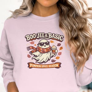 Maglietta Boo Jee e Basic, simpatica maglietta con fantasmi autunnali, maglietta grafica a tema zucca e spezie, maglietta retrò di Halloween con caffè, regalo accogliente con vibrazioni autunnali