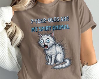 Comfort Colors® 面白い7歳児のスピリットアニマルTシャツ | ストレスを抱えた猫ママのライフTシャツ | 皮肉な親へのギフト、混沌とした親のユーモアTシャツ