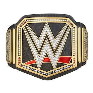 Puede incluir: Un cinturón negro y dorado del Campeonato Mundial de Peso Pesado. El cinturón presenta un gran logotipo "W" dorado con una franja roja y las palabras "World Heavyweight Champion". El cinturón está adornado con oro e incrustado con joyas.