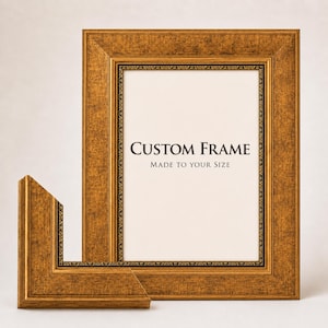 Puede incluir: Un marco de fotos rectangular con un acabado dorado texturizado y un borde interior oscuro. El marco contiene un inserto blanco con el texto negro CUSTOM FRAME MADE TO YOUR SIZE. Una muestra de esquina del mismo marco se sitúa delante.