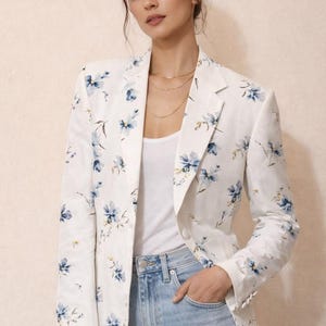 ホワイトフローラルブレザー（女性用）｜ブルーフラワープリントブレザー｜エレガントな春のジャケット｜結婚式ゲスト用ブレザー｜カジュアルシックな女性用ジャケット｜コット