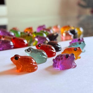 8-100 Stück farbenfrohe Miniatur-Frösche aus Harz (2,7 cm)