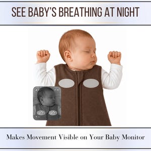 Op de afbeelding: Een bruine mouwloze slaapzak met twee lichtgrijze ovale patches op de borst. De tekst SEE BABY'S BREATHING AT NIGHT en Makes Movement Visible on Your Baby Monitor omringt een klein scherm dat de baby in het kledingstuk laat zien.