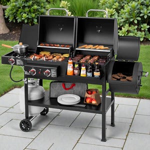 Puede incluir: Una parrilla negra para exteriores con múltiples superficies de cocción y un quemador lateral. La parrilla tiene un tanque de propano, un estante inferior con platos y una bolsa, y está colocada en un patio. Varios alimentos se están cocinando en la parrilla.