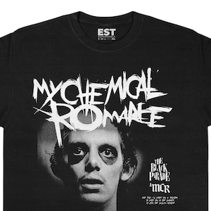 Könnte beinhalten: Schwarzes T-Shirt mit dem Bandnamen "My Chemical Romance" in weißem, stilisiertem Text. Darunter befindet sich ein Schwarz-Weiß-Bild eines Gesichts. Der Text "The Black Parade *MCR" ist ebenfalls sichtbar.