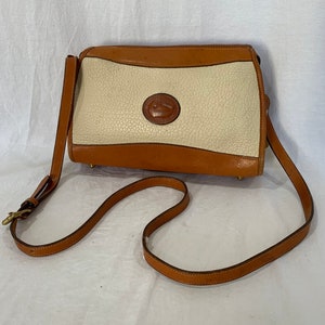 10% DE DESCUENTO Bolso bandolera vintage auténtico DOONEY & BOURKE de piel color blanco roto y tostado desgastado