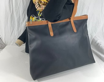SALVATORE FERRAGAMO - Bolso de hombro vintage auténtico de lona/vinilo revestido en negro y ribete de piel color canela. Fabricado en Italia.