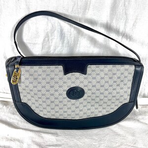 Bolso bandolera GUCCI auténtico de piel y lona azul marino, fabricado en Italia, en excelente estado.